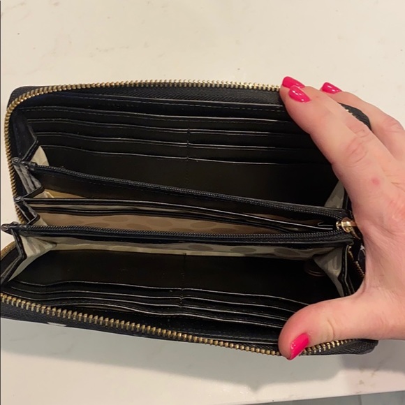 Kate Spade Wallet 🍎 - Picture 4 of 4